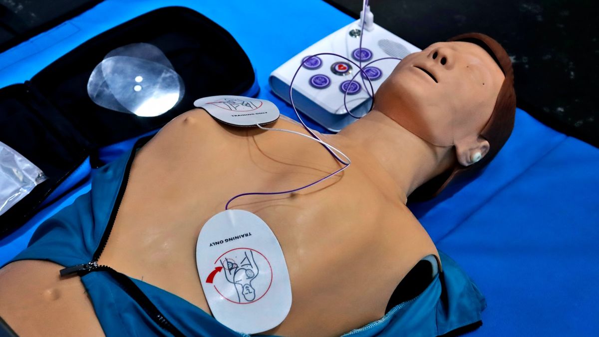 Paramedics may not all be using the best approach for defibrillation, analysis hints